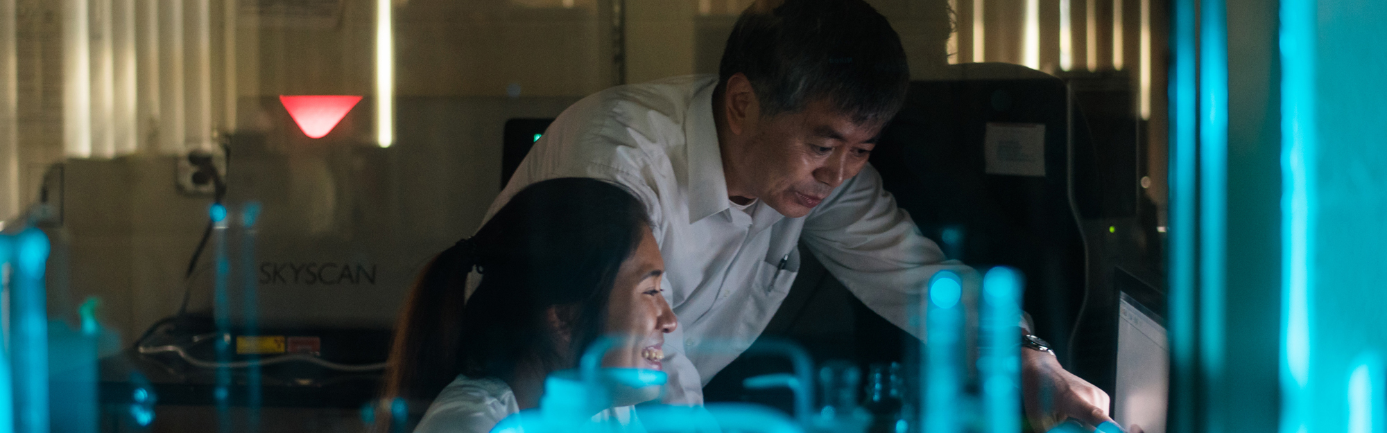 HP_2000X625_Research-1.jpg OU professor and student conducting research on computer in lab