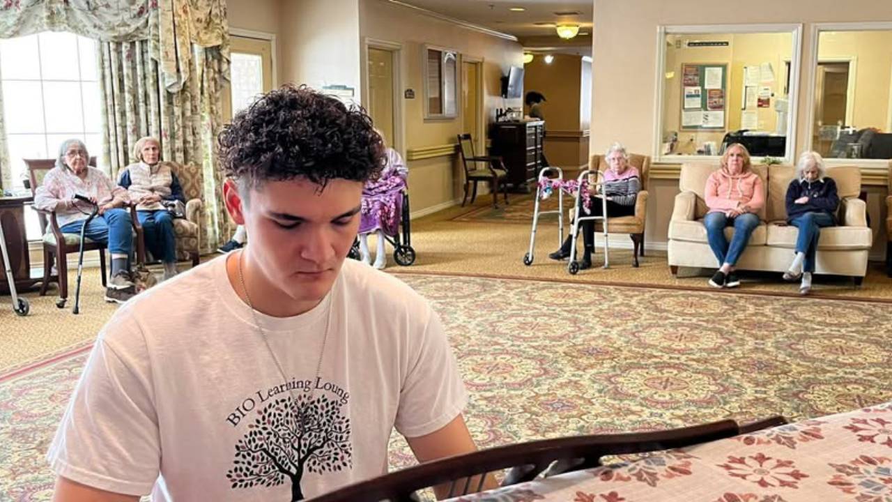 Christian Cummings at piano