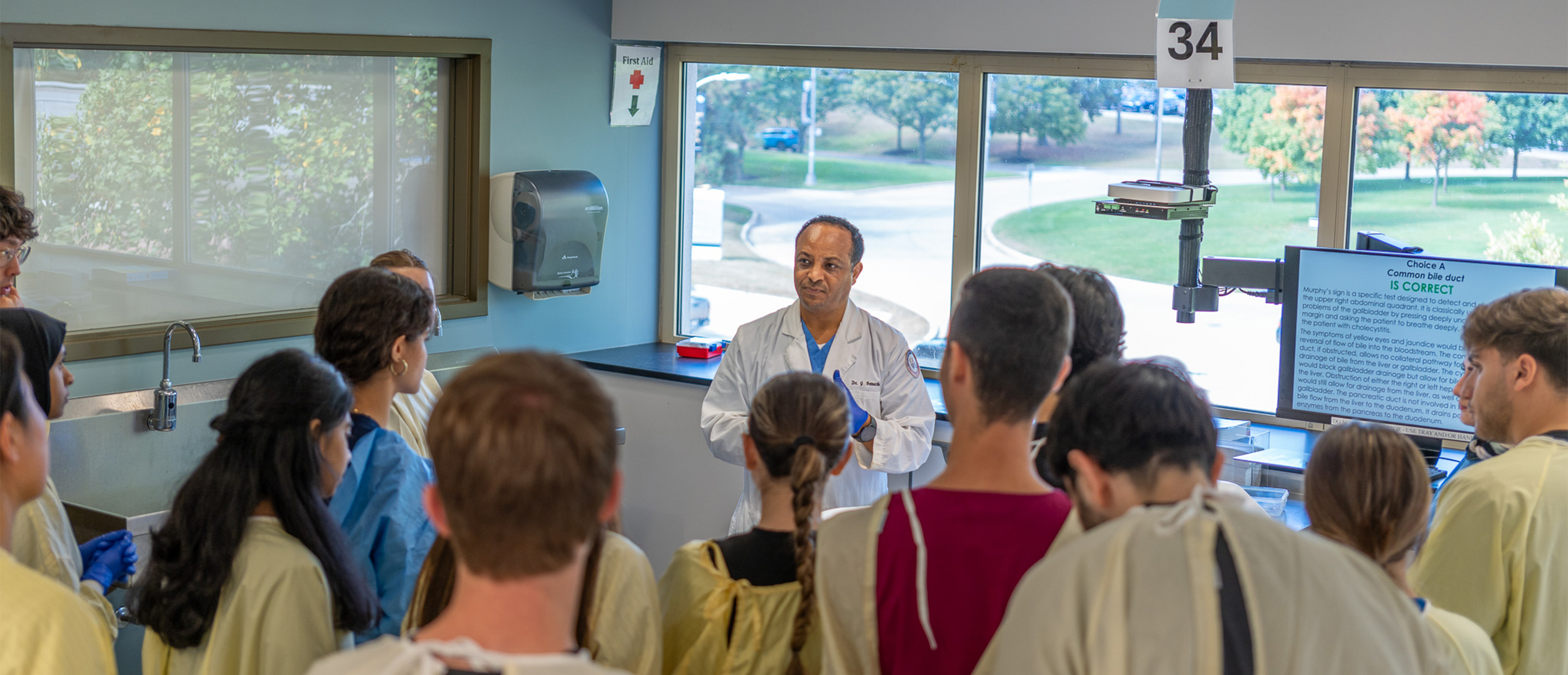 An image of students in the anatomy lab