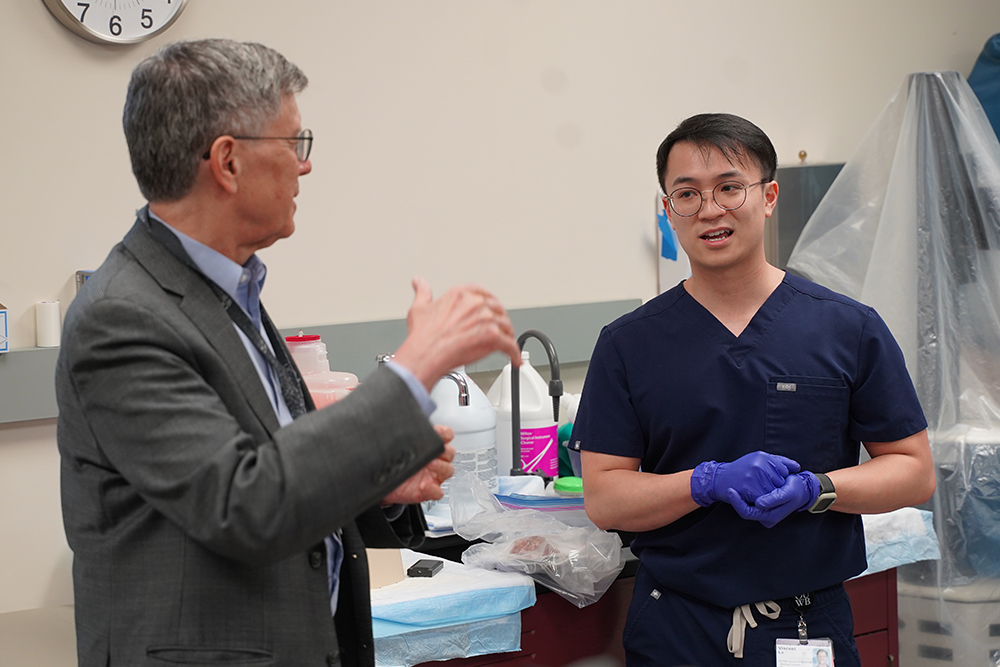 Dr. Folberg talks with Vincent Le