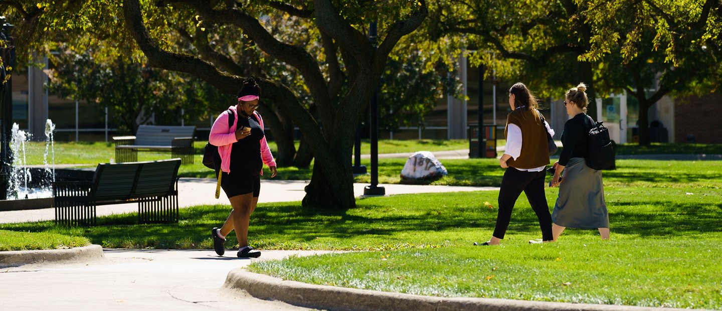 Guest Students Banner Students walking in front of a fountain on Oakland University's campus in Summer.